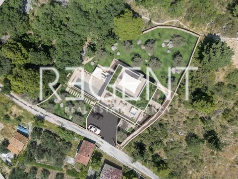 Omiš, Borak - zemljište 1324 m2 s projektom i građevinskom dozvolom za vilu 360 m2